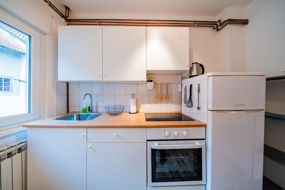 Coffee/tea facilities, Kitchen or kitchenette, dishwasher, oven, stove