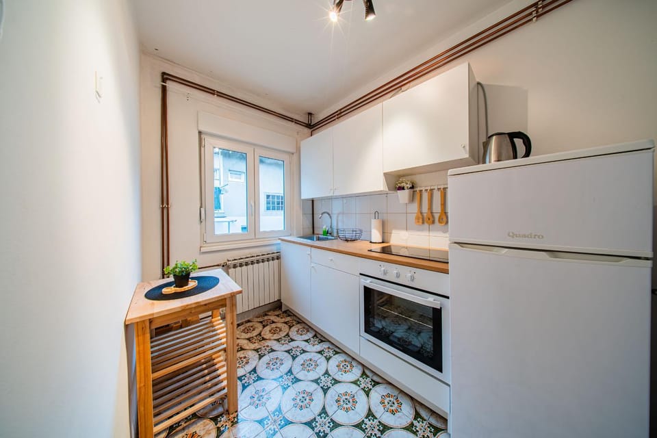 Coffee/tea facilities, Kitchen or kitchenette, dishwasher, oven, stove