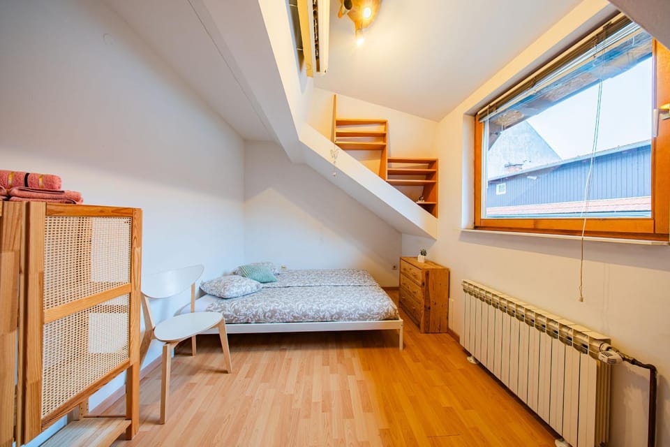 Bed, Seating area, Bedroom, air conditioner