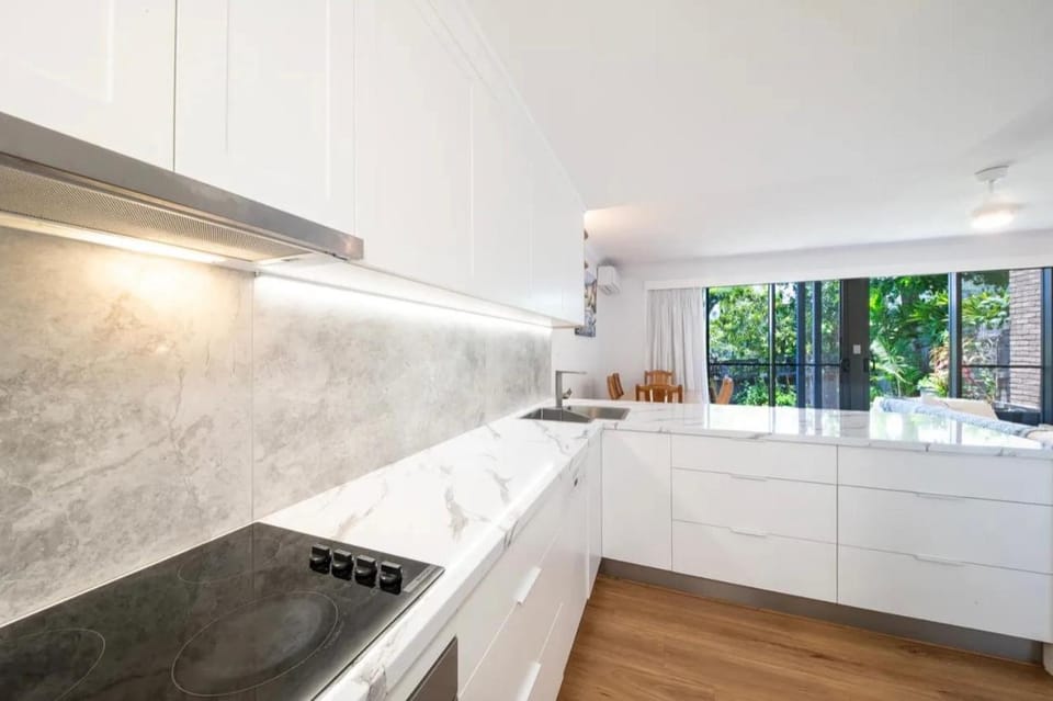 Coffee/tea facilities, Kitchen or kitchenette, dishwasher, microwave, oven, stove