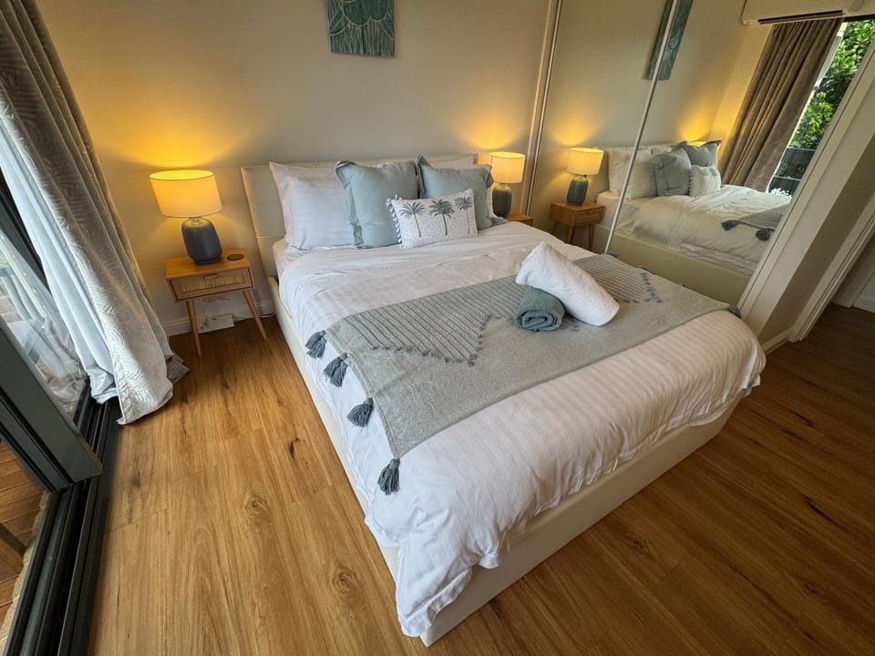 Bed, Bedroom, Mountain view, Mountain view, Sea view, Sea view, wardrobe, air conditioner