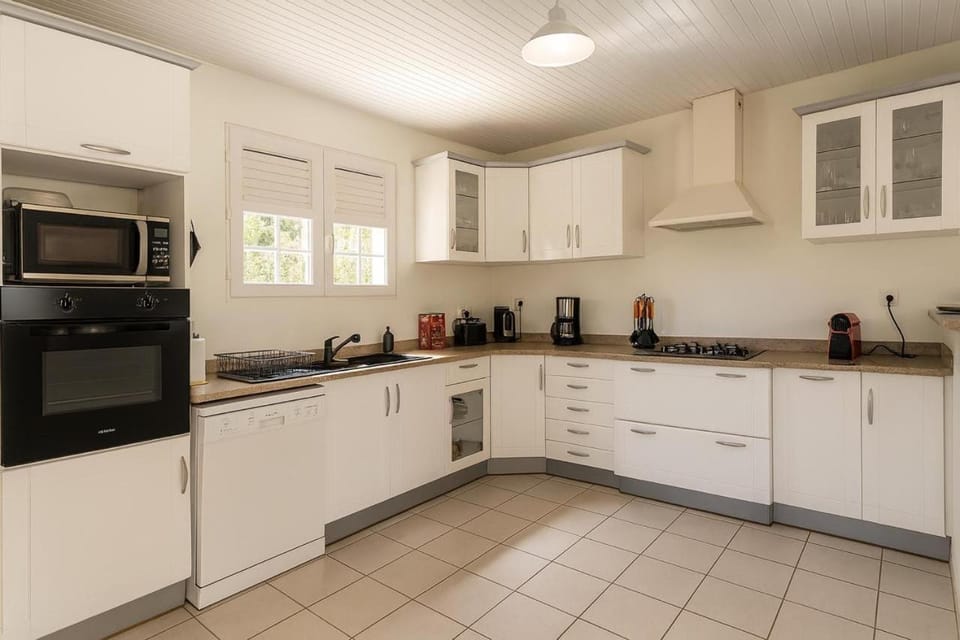 Coffee/tea facilities, dishwasher, oven, stove, toaster