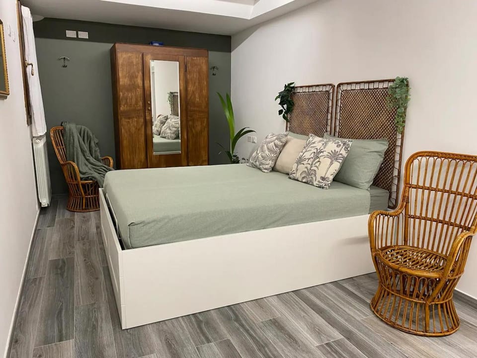 Bed, Photo of the whole room, furniture