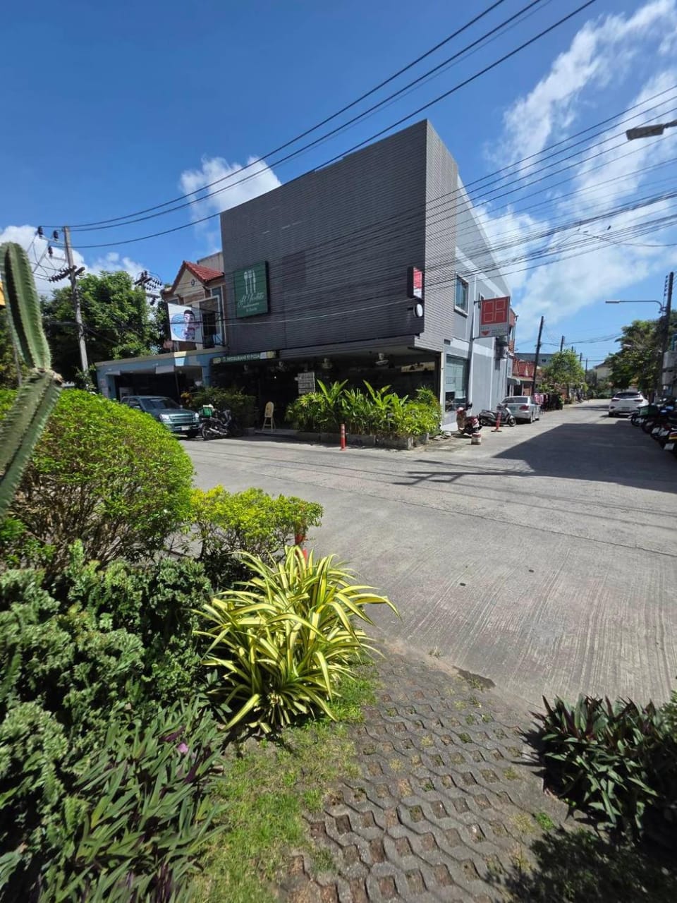 Facade/entrance