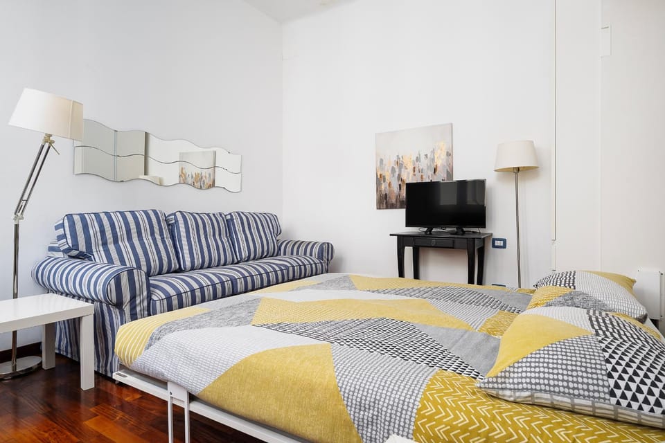 Bed, TV and multimedia, Living room, Photo of the whole room, Seating area, Evening entertainment, Bedroom
