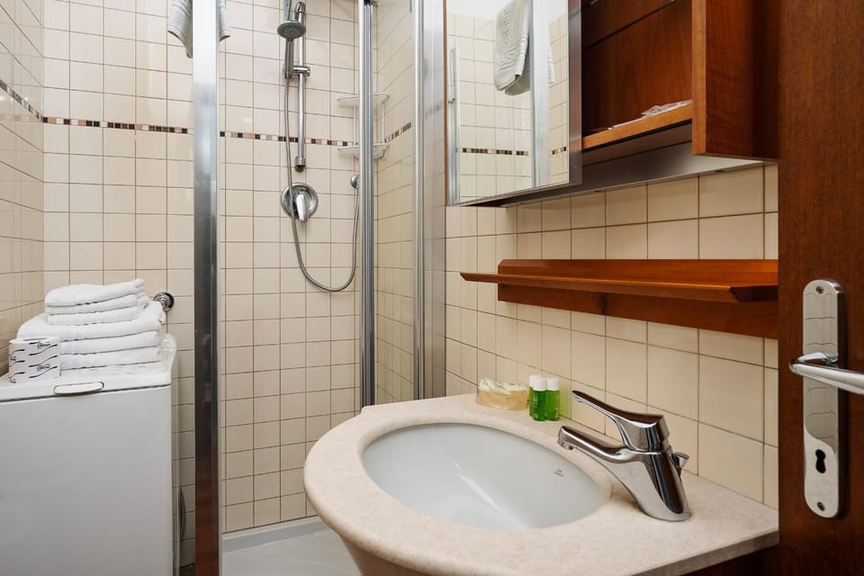 Shower, Bathroom, towels