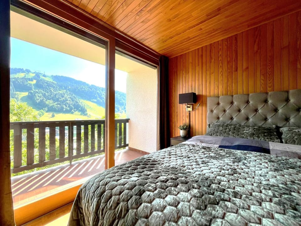Day, Summer, Balcony/Terrace, Bedroom, City view, Mountain view
