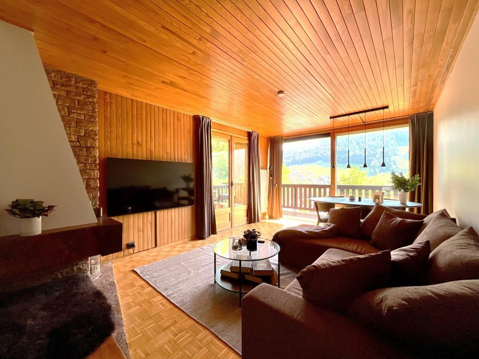 Day, Summer, TV and multimedia, Balcony/Terrace, Living room, Dining area
