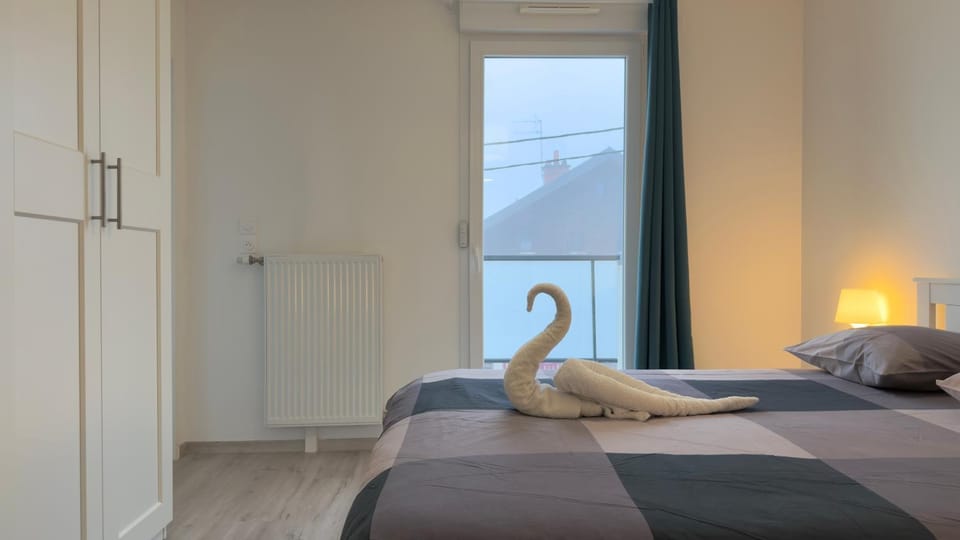 Photo of the whole room, Bedroom