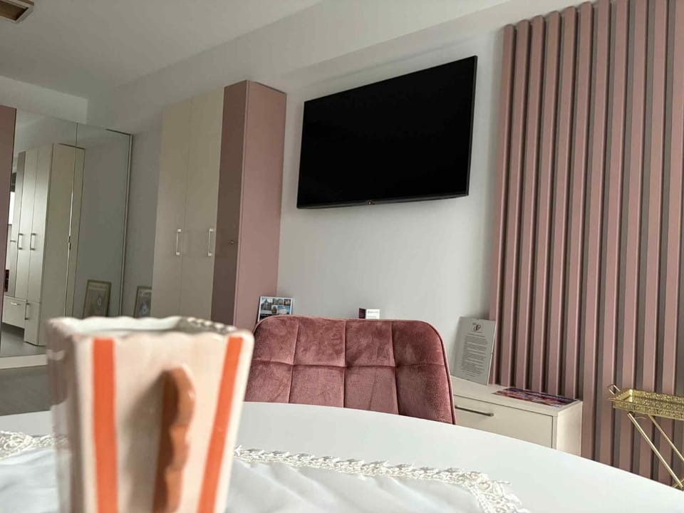 Communal lounge/ TV room, TV and multimedia, Decorative detail
