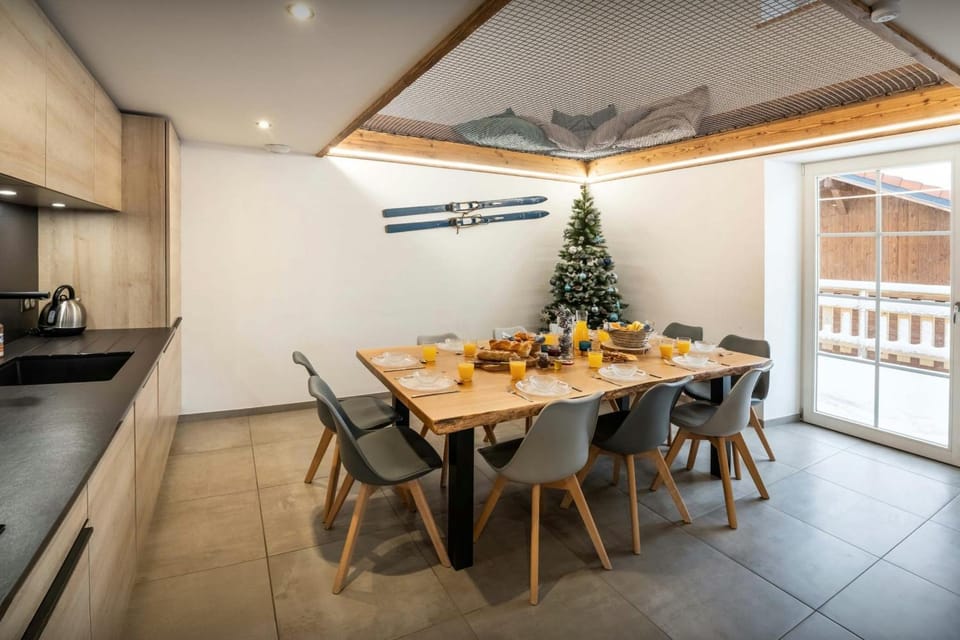 Kitchen or kitchenette, Dining area