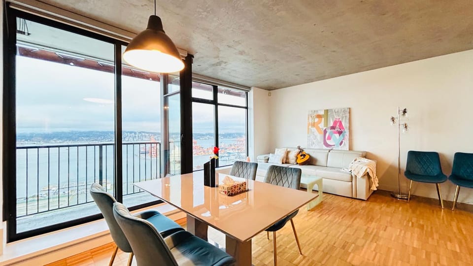 Ocean and Mountain View Home - Downtown Vancouver Apartment in Vancouver