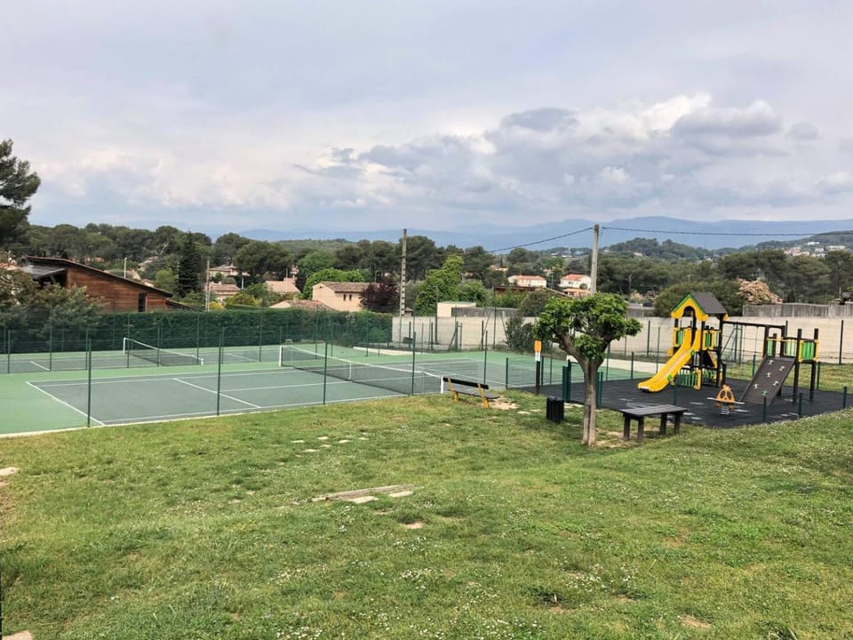 Garden, Tennis court