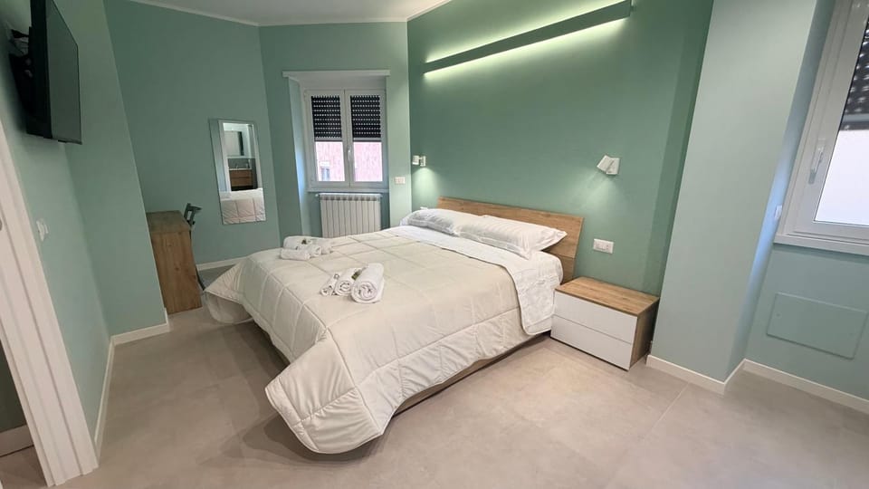 Bed, TV and multimedia, Photo of the whole room, Bedroom, towels