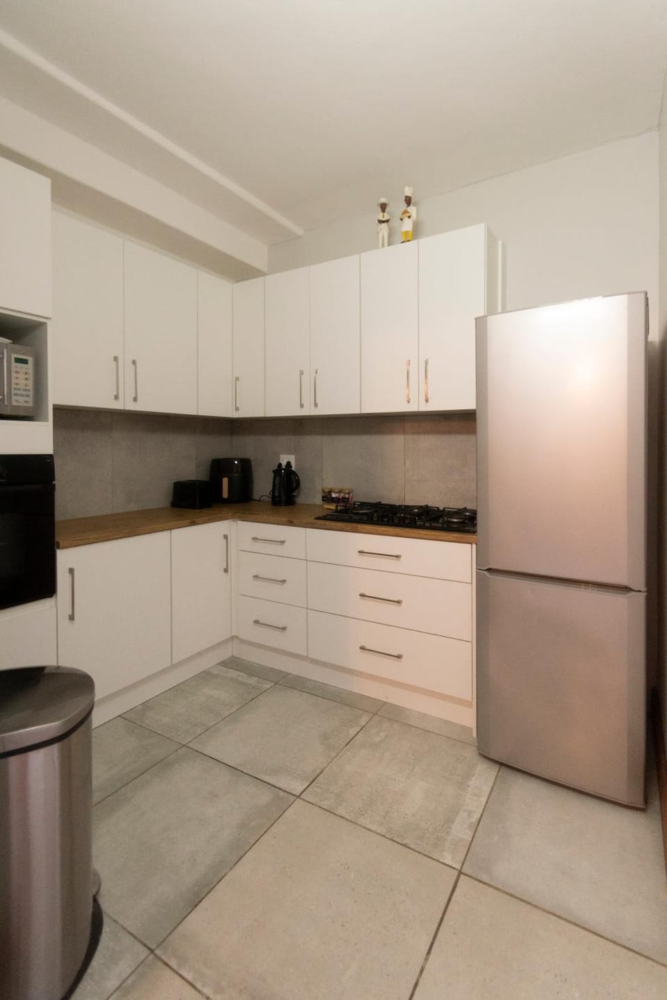 Kitchen or kitchenette, oven