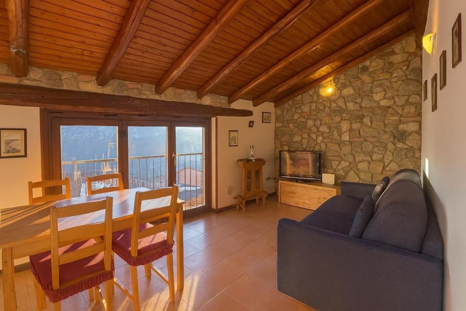 Natural landscape, TV and multimedia, Living room, Seating area, Dining area
