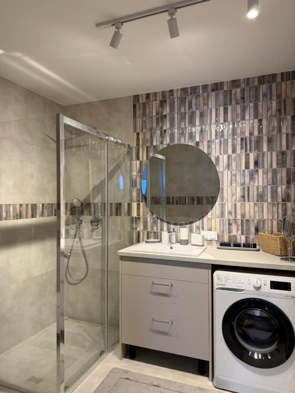 Shower, Bathroom, towels, washing machine