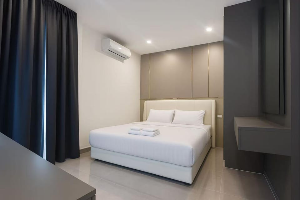 Bed, Photo of the whole room, Bedroom, towels