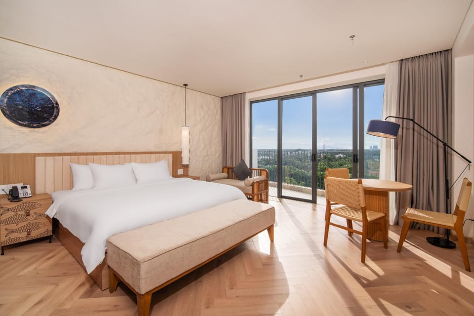 Bed, View (from property/room), Balcony/Terrace, Photo of the whole room, Seating area, Bedroom