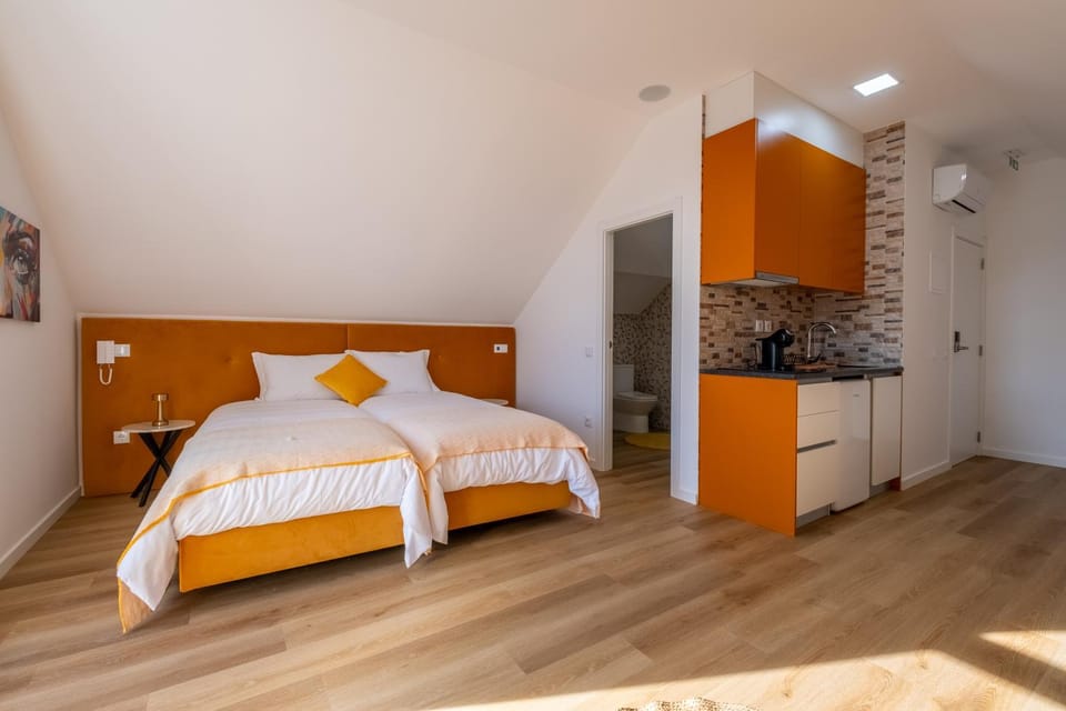 Bed, Coffee/tea facilities, Kitchen or kitchenette, Bedroom, stove, air conditioner