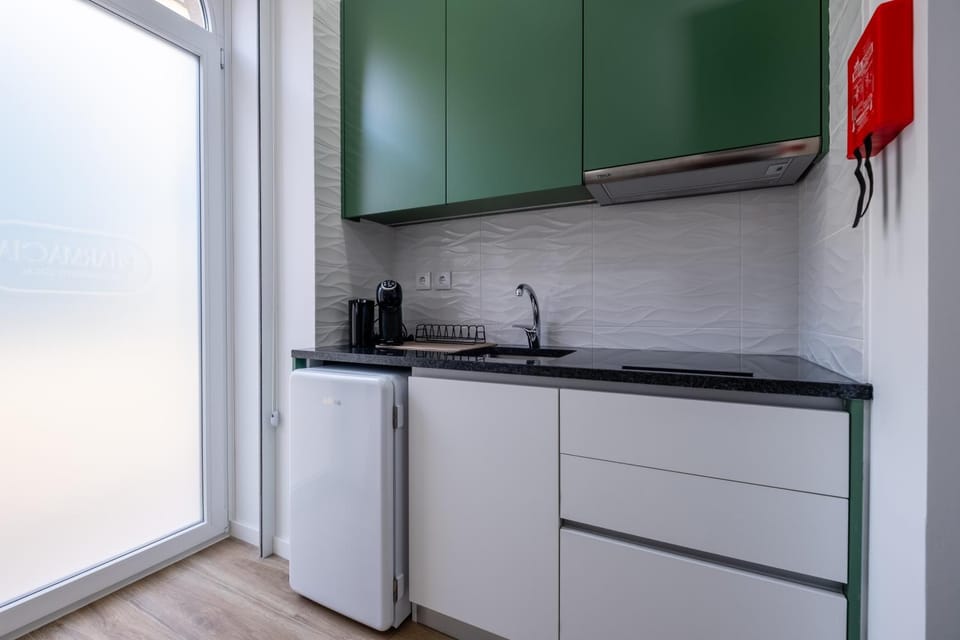 Kitchen or kitchenette, stove, acessibility