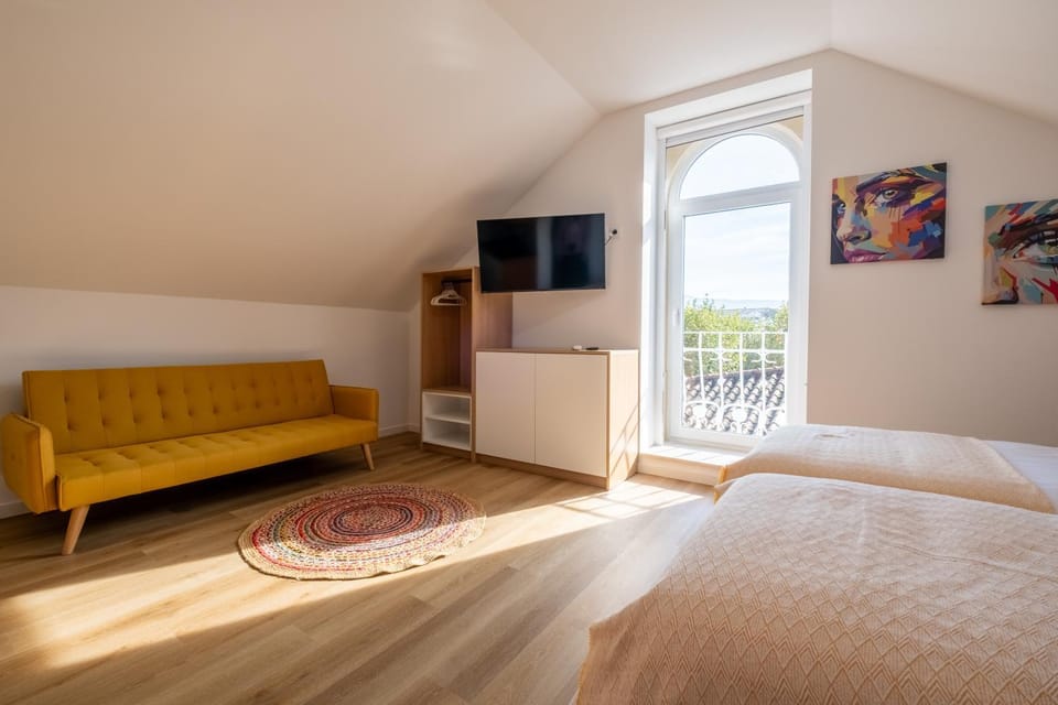 Communal lounge/ TV room, Bed, TV and multimedia, Seating area, Bedroom, City view, air conditioner