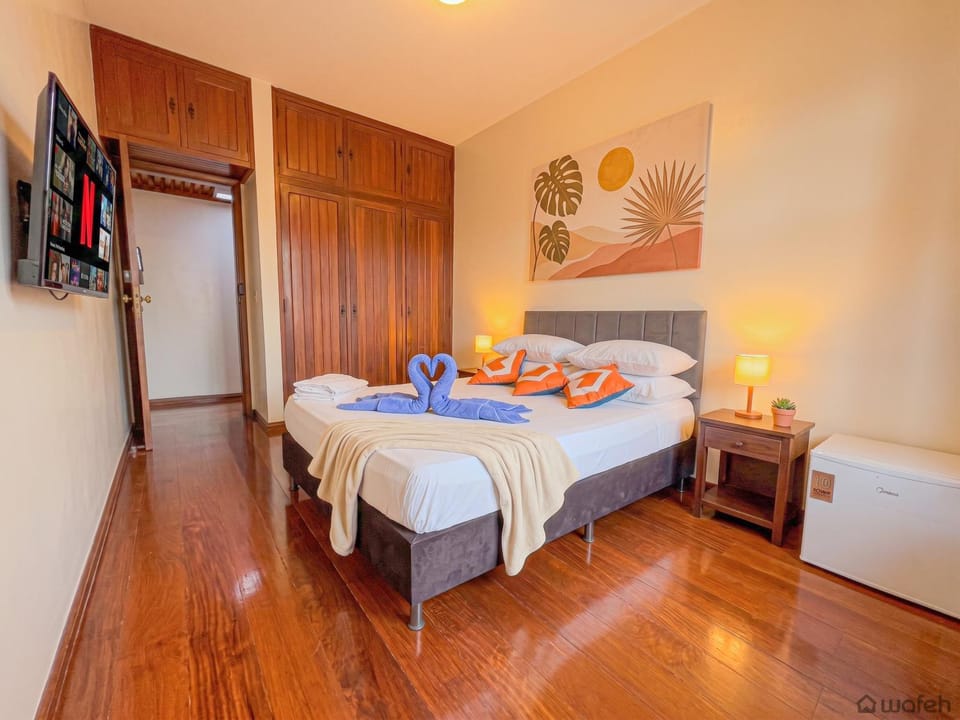 Bed, TV and multimedia, Photo of the whole room, Bedroom, towels, wardrobe