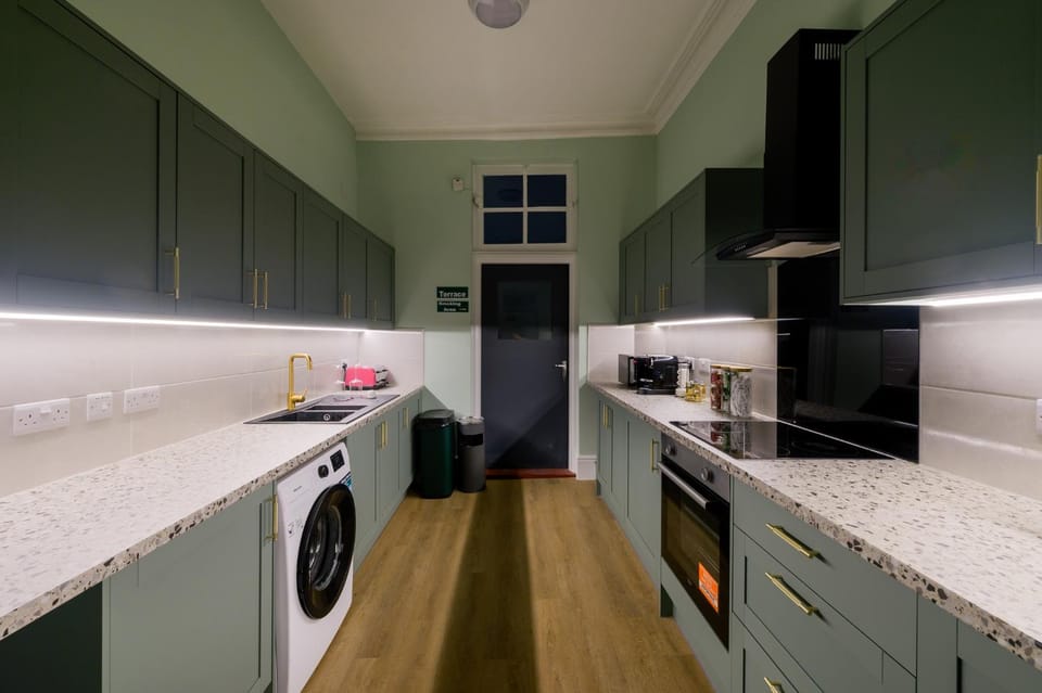 Kitchen or kitchenette, dishwasher, oven, pet friendly, toaster