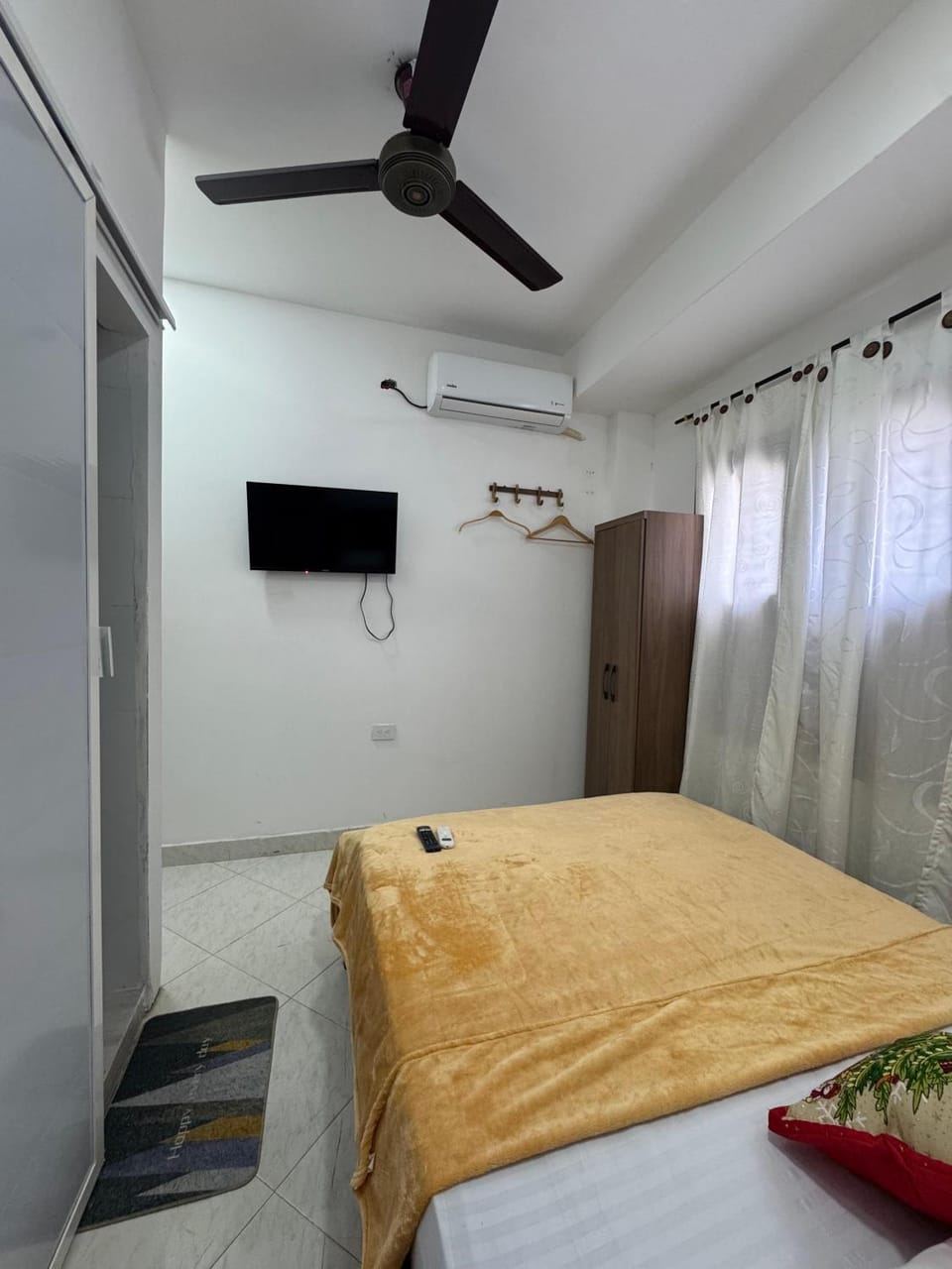 Bed, TV and multimedia, Photo of the whole room, Bedroom, air conditioner