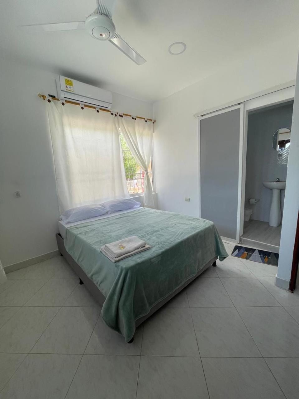 Bed, Bedroom, towels