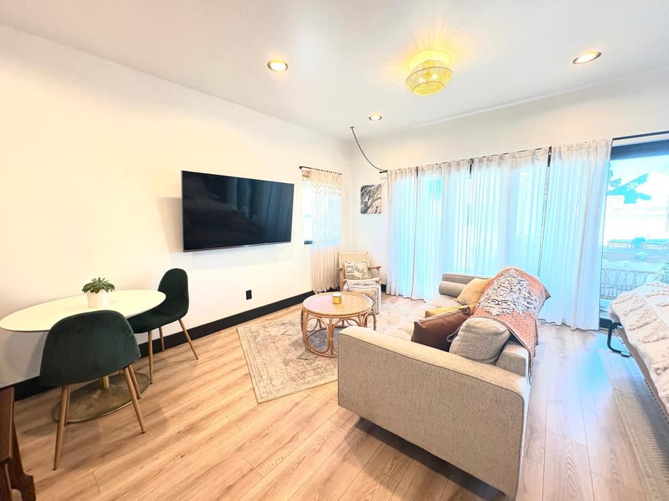 Bohemian Dream Studio Close to LA Stadium SOFI Kia Forum Intuit Dome LA Coliseum Bed and Breakfast in Inglewood