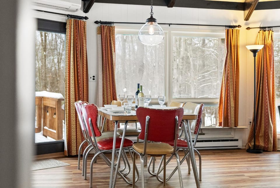 Chic 2 BD 2 BA Near Skiing Fireplace etc House in Pocono Pines