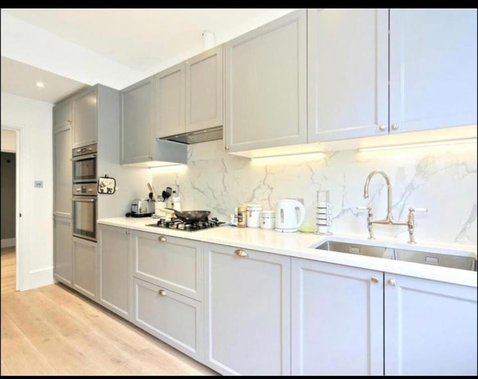 Luxury 3 Bed 3 Bath Hyde Park Apartment in City of Westminster