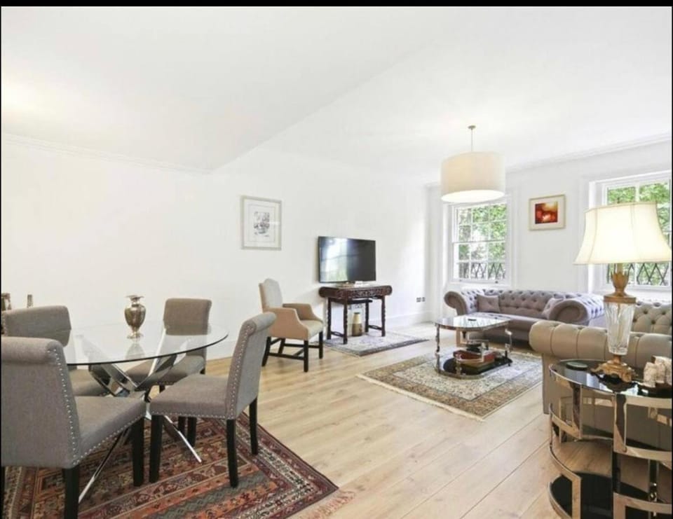 Luxury 3 Bed 3 Bath Hyde Park Apartment in City of Westminster
