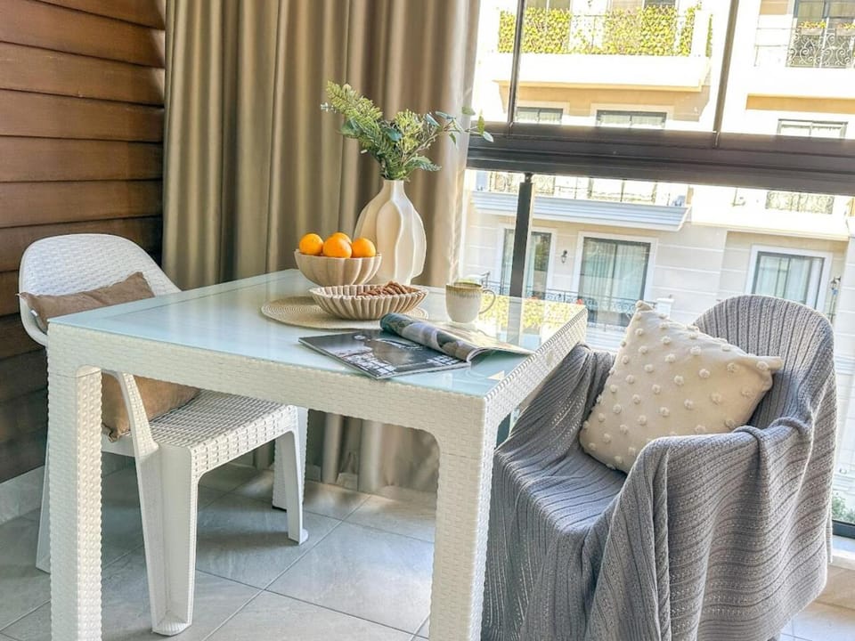 Seating area, Dining area
