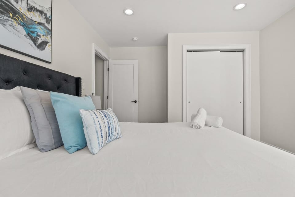 Skyline Escape in Philadelphia Chic & Bright Apartment in Philadelphia