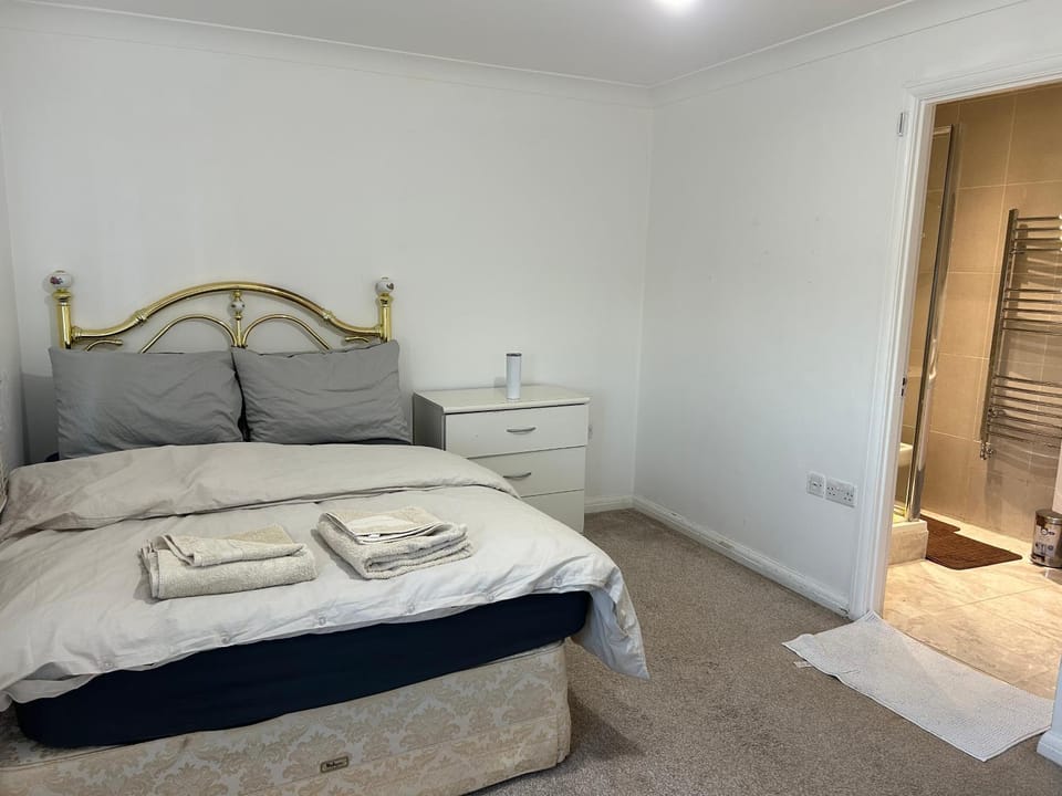Bed, Photo of the whole room, Bedroom, towels