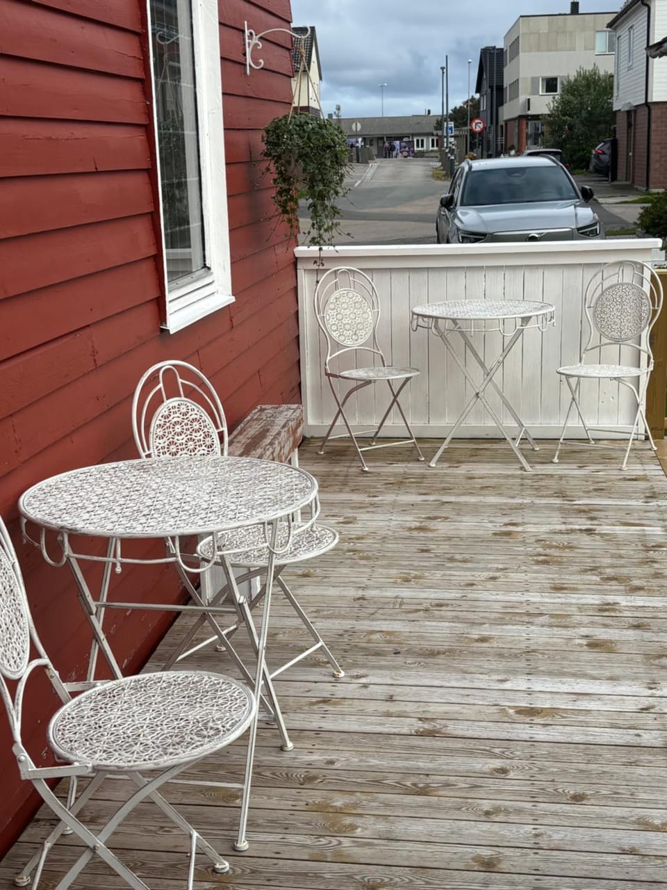 Patio, Day, Neighbourhood, Balcony/Terrace, Street view