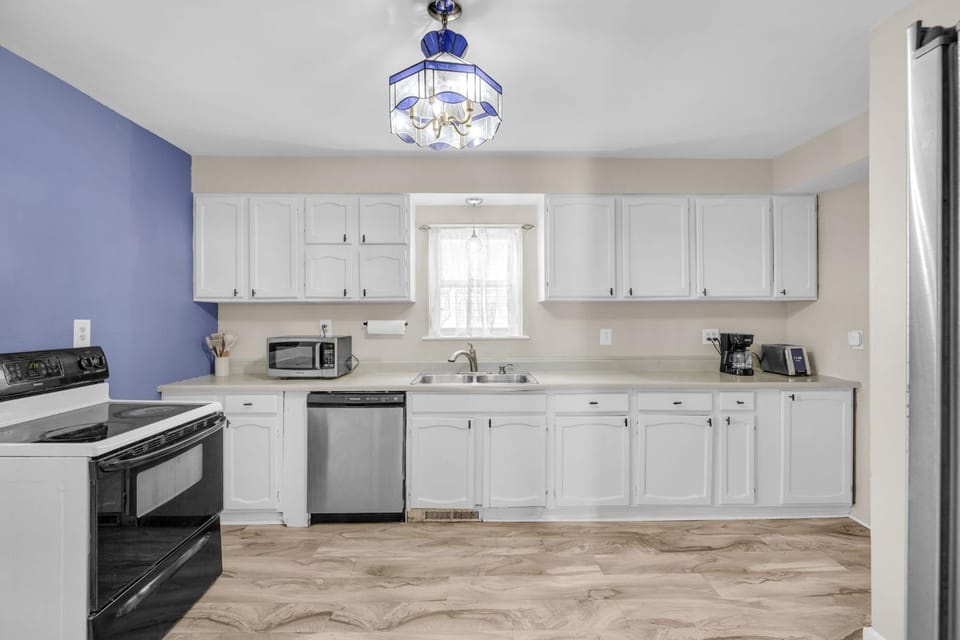 Coffee/tea facilities, microwave, oven, stove, toaster, kitchen