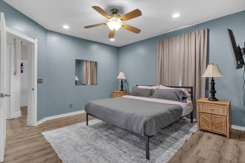 Bed, TV and multimedia, Bedroom
