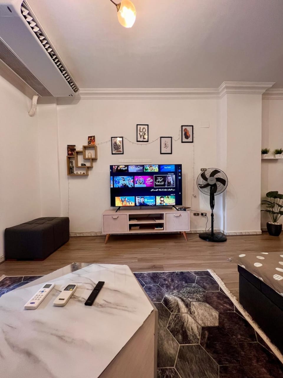 Communal lounge/ TV room, TV and multimedia, Living room, Seating area, Evening entertainment, air conditioner