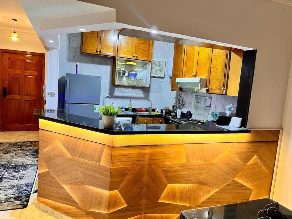 Kitchen or kitchenette, minibar