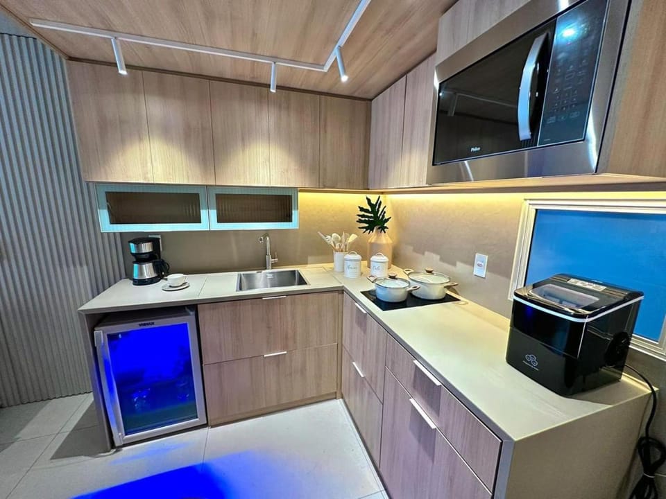 Kitchen or kitchenette, minibar