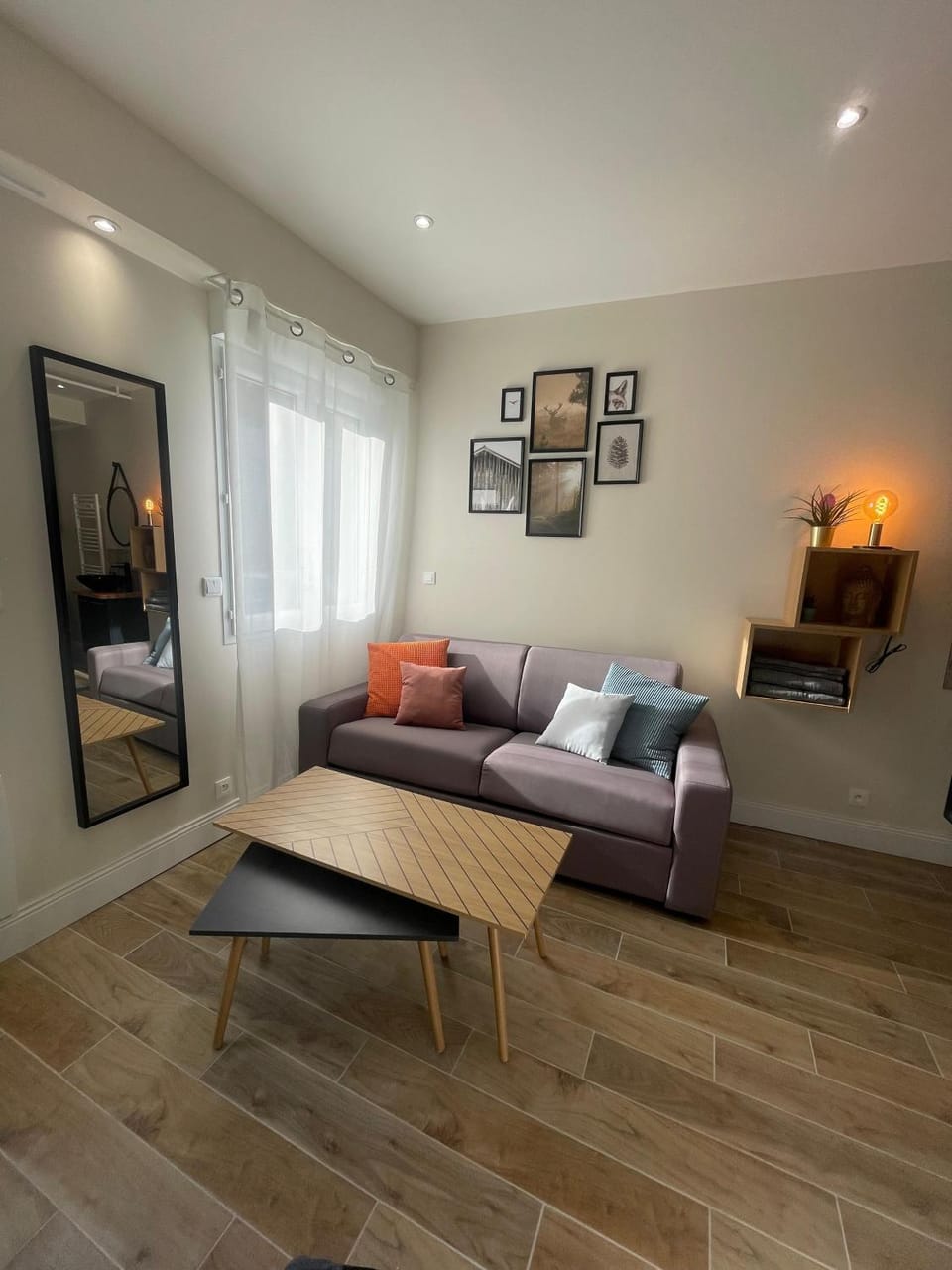 Living room, Photo of the whole room