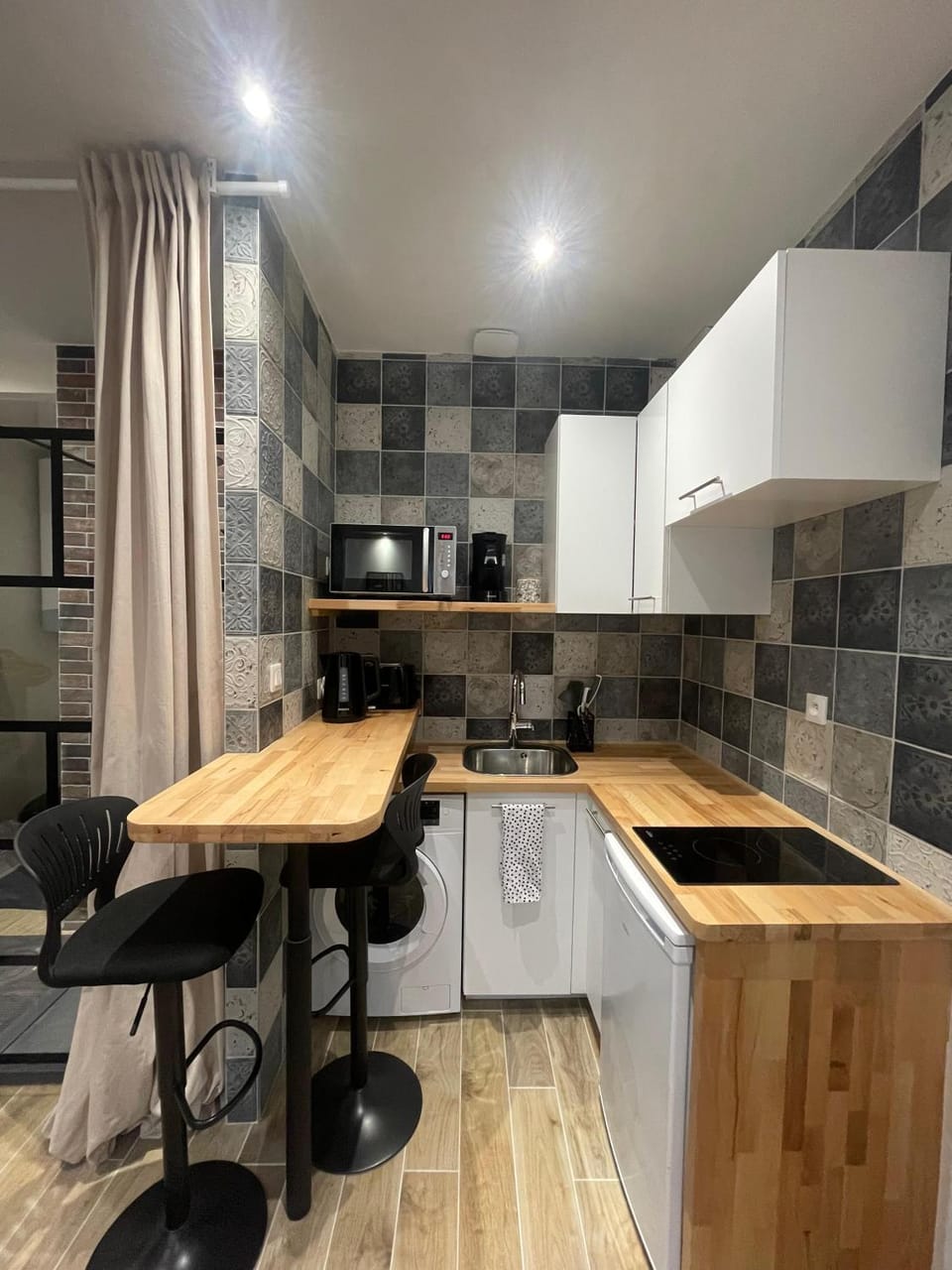 Coffee/tea facilities, Kitchen or kitchenette, Dining area, microwave, stove, toaster, washing machine