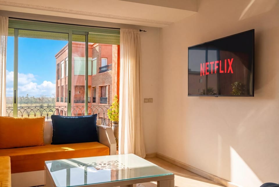 Communal lounge/ TV room, TV and multimedia, Living room, Seating area, Evening entertainment
