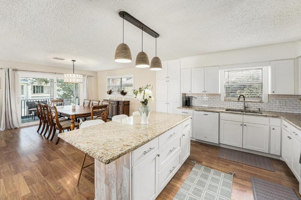 Coastal Escape- 4 Minute Walk to the Beach! House in Indian Rocks Beach