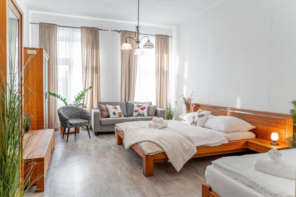 Seating area, Bedroom, towels