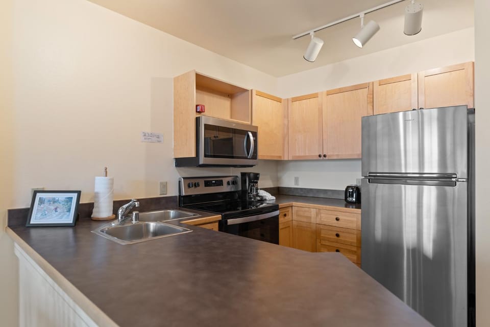 Coffee/tea facilities, Kitchen or kitchenette, microwave, oven, stove, kitchen