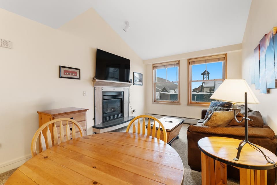 Day, TV and multimedia, View (from property/room), Living room, Seating area, Dining area, Mountain view, fireplace, furniture